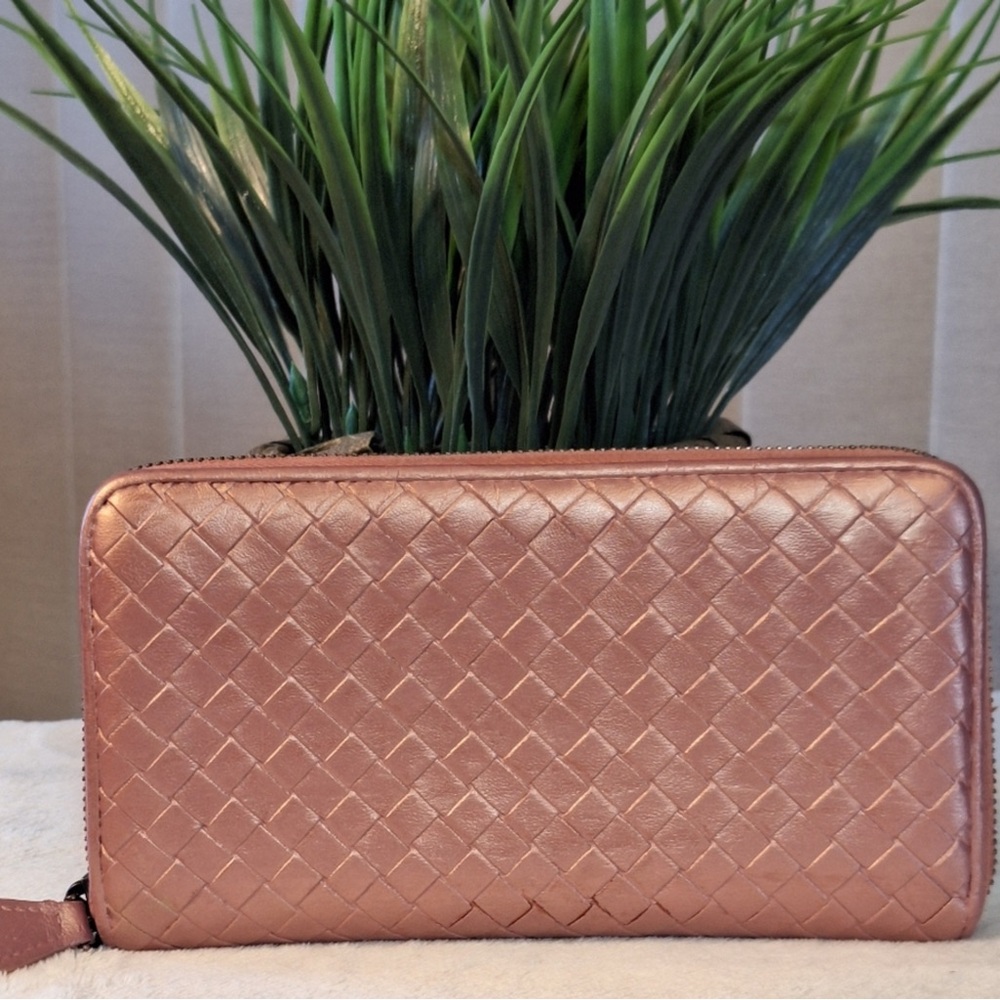 EUC NO CALLOUTS Bottega Vanetta Full Zip Wallet